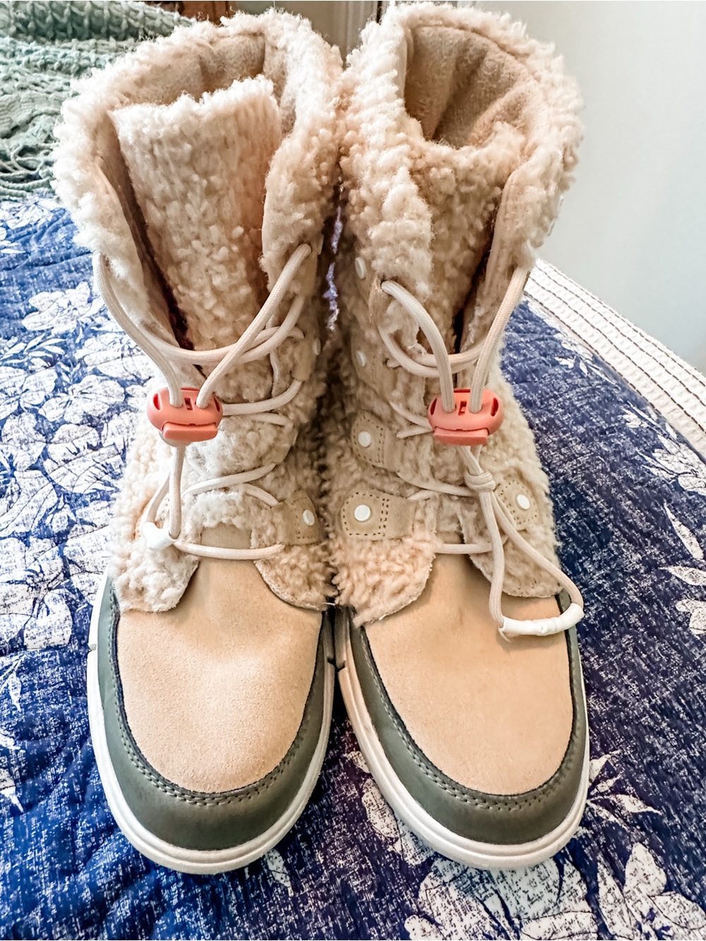 Sorel Women’s Tan Sherpa-Lined Winter Boots with Olive Trim